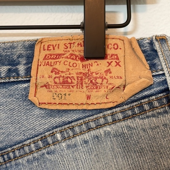 VINTAGE distressed Levi 501’s cut off shorts - Picture 5 of 6
